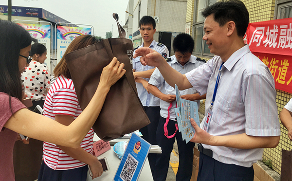 工作人員給員工發(fā)放宣傳冊